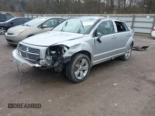 2010 Dodge Caliber SXT z VIN 1B3CB4HA1AD663892, wystawiony jako IAAI lot #41535071 z przebiegiem 186 900 mil mil oraz . Historia ofert i sprzedaży dostępna na DreamBid. Obrazek 2.