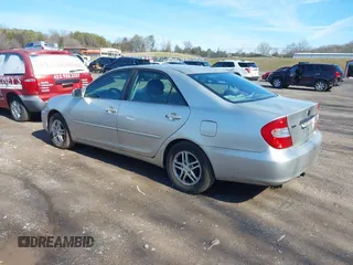 2002 Toyota Camry LE z VIN 4T1BE32K52U506649, wystawiony jako IAAI lot #41586416 z przebiegiem 312 245 mil mil oraz . Historia ofert i sprzedaży dostępna na DreamBid. Obrazek 3.