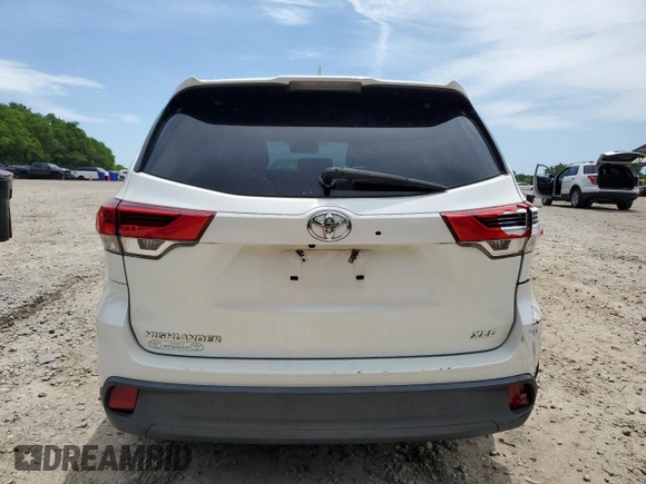 2018 Toyota Highlander SE z VIN 5TDKZRFHXJS539384, wystawiony jako Copart lot #57213565 z przebiegiem 111 375 mil mil oraz Szkoda całkowita • Salvage title. Historia ofert i sprzedaży dostępna na DreamBid. Obrazek 6.