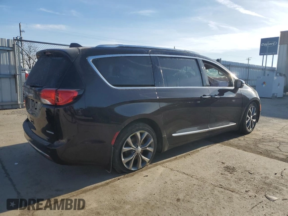 2018 Chrysler Pacifica Limited z VIN 2C4RC1GG4JR212365, wystawiony jako Copart lot #50052575 z przebiegiem Nie podano mil oraz Szkody całkowita. Historia ofert i sprzedaży dostępna na DreamBid. Obrazek 3.