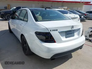 2009 Mercedes-Benz C 300 Sport z VIN WDDGF54X79R074158, wystawiony jako IAAI lot #42353528 z przebiegiem 158 122 mil mil oraz . Historia ofert i sprzedaży dostępna na DreamBid. Obrazek 3.