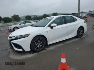 2022 Toyota Camry SE z VIN 4T1G11AK9NU678968, wystawiony jako Copart lot #55943315 z przebiegiem 79 661 mil mil oraz Szkoda całkowita • Salvage title. Historia ofert i sprzedaży dostępna na DreamBid. Obrazek 1.