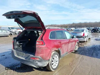 2017 Jeep Cherokee Limited with VIN 1C4PJMDBXHW510900, listed as a IAAI auction lot 41461124 with 173,977 mi miles and . Bid and sale history available at DreamBid. Image 4.