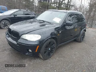 2013 BMW X5 xDrive50i z VIN 5UXZV8C55D0C15881, wystawiony jako IAAI lot #41695992 z przebiegiem 173 391 mil mil oraz . Historia ofert i sprzedaży dostępna na DreamBid. Obrazek 17.
