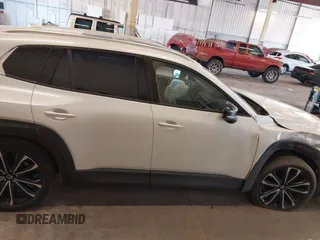 2023 Mazda CX-50 S Premium Plus z VIN 7MMVABEM5PN137829, wystawiony jako IAAI lot #42100783 z przebiegiem 22 209 mil mil oraz . Historia ofert i sprzedaży dostępna na DreamBid. Obrazek 14.