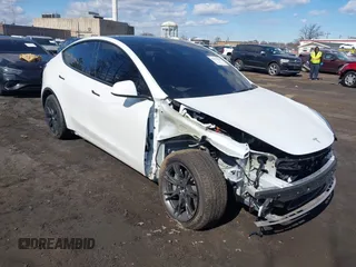 2024 Tesla Model Y Long Range with VIN 7SAYGDEE0RA328091, listed as a IAAI auction lot 41671821 with 5,069 mi miles. Bid and sale history available at carsss.com. Image 1.