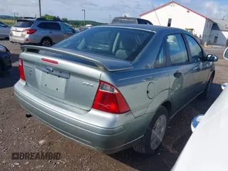 2006 Ford Focus S z VIN 1FAFP34N96W102857, wystawiony jako IAAI lot #42476971 z przebiegiem 125 744 mil mil oraz . Historia ofert i sprzedaży dostępna na DreamBid. Obrazek 4.