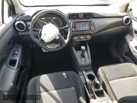 2023 Nissan Versa S z VIN 3N1CN8DV1PL829498, wystawiony jako Copart lot #69470744 z przebiegiem 45 906 mil mil oraz Czysty tytuł • Clean title. Historia ofert i sprzedaży dostępna na DreamBid. Obrazek 8.