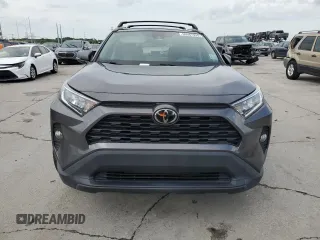2021 Toyota RAV4 XLE Premium z VIN 2T3C1RFV2MC169635, wystawiony jako Copart lot #60987995 z przebiegiem Nie podano mil oraz Szkoda całkowita • Salvage title. Historia ofert i sprzedaży dostępna na DreamBid. Obrazek 5.