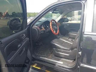 2013 Cadillac Escalade ESV Platinum Edition z VIN 1GYS4KEF8DR145353, wystawiony jako IAAI lot #42265408 z przebiegiem 218 420 mil mil oraz . Historia ofert i sprzedaży dostępna na DreamBid. Obrazek 5.