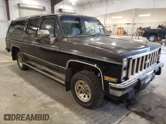 1991 GMC Suburban z VIN 1GKEV16K5MF500359, wystawiony jako Copart lot #81125224 z przebiegiem 177 181 mil mil oraz Czysty tytuł • Clean title. Historia ofert i sprzedaży dostępna na DreamBid. Obrazek 4.
