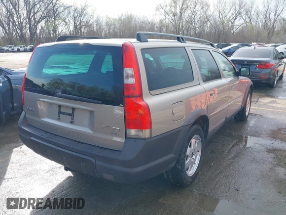 2004 Volvo V70 XC70 with VIN YV1SZ59H441165645, listed as a IAAI auction lot 41889089 with 262,914 mi miles. Bid and sale history available at carsss.com. Image 4.