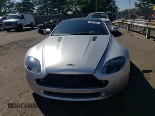 2006 Aston Martin Vantage z VIN SCFBB03B76GC02094, wystawiony jako Copart lot #69683434 z przebiegiem 26 353 mil mil oraz Szkoda całkowita • Salvage title. Historia ofert i sprzedaży dostępna na DreamBid. Obrazek 5.
