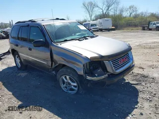2006 GMC Envoy SLE z VIN 1GKDT13S662122195, wystawiony jako IAAI lot #42228257 z przebiegiem 177 365 mil mil oraz . Historia ofert i sprzedaży dostępna na DreamBid. Obrazek 1.