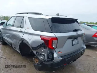 2022 Ford Explorer Timberline z VIN 1FMSK8JH8NGA73830, wystawiony jako IAAI lot #42212478 z przebiegiem 65 026 mil mil oraz . Historia ofert i sprzedaży dostępna na DreamBid. Obrazek 3.