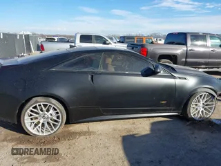 2011 Cadillac CTS-V z VIN 1G6DV1EP1B0120393, wystawiony jako IAAI lot #41322988 z przebiegiem 140 421 mil mil oraz . Historia ofert i sprzedaży dostępna na DreamBid. Obrazek 14.