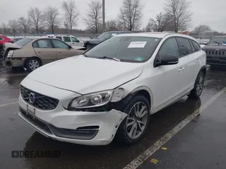 2015 Volvo V60 Cross Country T5 with VIN YV4612HK1F1001764, listed as a IAAI auction lot 41560997 with 69,888 mi miles. Bid and sale history available at carsss.com. Image 6.