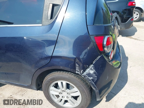 2016 Chevrolet Sonic LT z VIN 1G1JC6SH1G4121018, wystawiony jako IAAI lot #42501319 z przebiegiem 146 008 mil mil oraz . Historia ofert i sprzedaży dostępna na DreamBid. Obrazek 6.