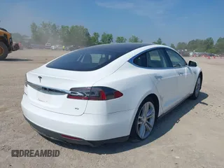 2016 Tesla Model S 70 z VIN 5YJSA1E13GF129925, wystawiony jako IAAI lot #42568012 z przebiegiem 109 195 mil mil oraz . Historia ofert i sprzedaży dostępna na DreamBid. Obrazek 4.