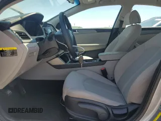 2017 Hyundai Sonata SE z VIN 5NPE24AF9HH477549, wystawiony jako Copart lot #57172315 z przebiegiem 130 643 mil mil oraz Szkoda całkowita • Salvage title. Historia ofert i sprzedaży dostępna na DreamBid. Obrazek 7.