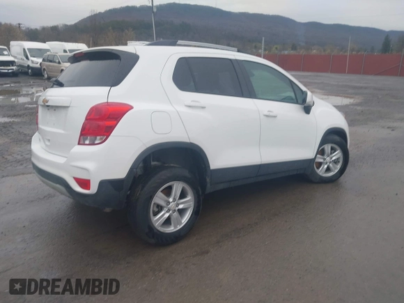 2022 Chevrolet Trax LT with VIN KL7CJPSM8NB563745, listed as a IAAI auction lot 41951023 with 8,445 mi miles. Bid and sale history available at carsss.com. Image 4.