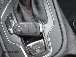 2022 Jeep Cherokee Trailhawk z VIN 1C4PJMBX4ND513488, wystawiony jako IAAI lot #42137114 z przebiegiem 12 306 mil mil oraz . Historia ofert i sprzedaży dostępna na DreamBid. Obrazek 11.