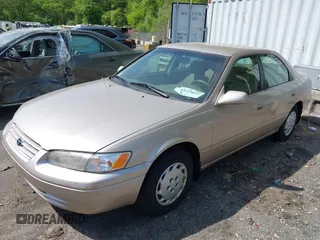 1997 Toyota Camry LE z VIN 4T1BG22K3VU808174, wystawiony jako IAAI lot #42237077 z przebiegiem 100 049 mil mil oraz . Historia ofert i sprzedaży dostępna na DreamBid. Obrazek 2.