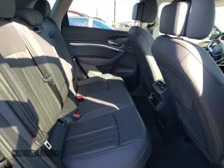 2019 Audi e-tron Premium Plus z VIN WA1LAAGEXKB011980, wystawiony jako Copart lot #44631595 z przebiegiem 68 699 mil mil oraz Szkoda całkowita • Salvage title. Historia ofert i sprzedaży dostępna na DreamBid. Obrazek 11.