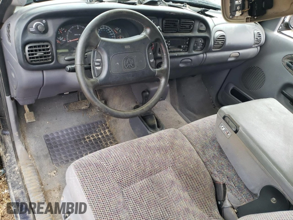 1998 Dodge 3500 z VIN 1B7MF336XWJ189034, wystawiony jako Copart lot #68670344 z przebiegiem 117 731 mil mil oraz Szkody całkowita. Historia ofert i sprzedaży dostępna na DreamBid. Obrazek 8.