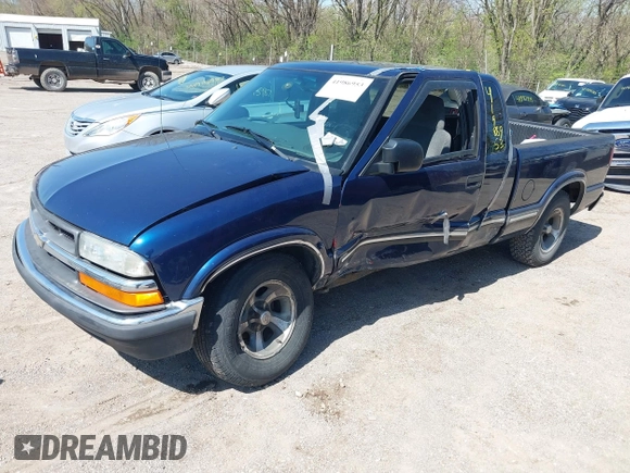 2002 Chevrolet S-10 LS with VIN 1GCCS19W328199974, listed as a IAAI auction lot 41986953 with 194,097 mi miles. Bid and sale history available at carsss.com. Image 2.