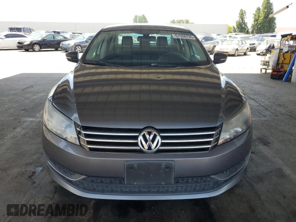 2014 Volkswagen Passat SE z VIN 1VWBT7A32EC090871, wystawiony jako Copart lot #57350735 z przebiegiem 106 002 mil mil oraz Czysty tytuł • Clean title. Historia ofert i sprzedaży dostępna na DreamBid. Obrazek 5.