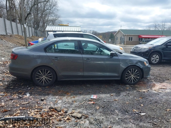 2016 Volkswagen Jetta Sport z VIN 3VWD17AJ7GM225289, wystawiony jako IAAI lot #41978267 z przebiegiem 142 556 mil mil oraz . Historia ofert i sprzedaży dostępna na DreamBid. Obrazek 13.