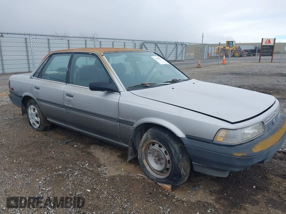 1990 Toyota Camry DLX z VIN 4T1SV21EXLU271320, wystawiony jako IAAI lot #41798353 z przebiegiem 269 178 mil mil oraz . Historia ofert i sprzedaży dostępna na DreamBid. Obrazek 1.