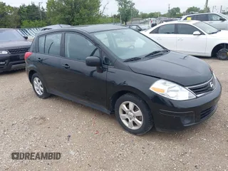 2012 Nissan Versa S z VIN 3N1BC1CP9CK802044, wystawiony jako IAAI lot #42317510 z przebiegiem 93 009 mil mil oraz . Historia ofert i sprzedaży dostępna na DreamBid. Obrazek 1.