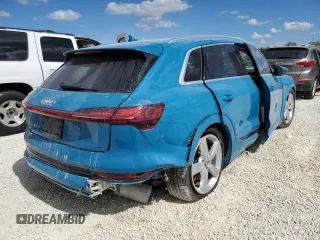 2019 Audi e-tron Premium Plus z VIN WA1LAAGE0KB013270, wystawiony jako Copart lot #63142252 z przebiegiem Nie podano mil oraz . Historia ofert i sprzedaży dostępna na DreamBid. Obrazek 4.