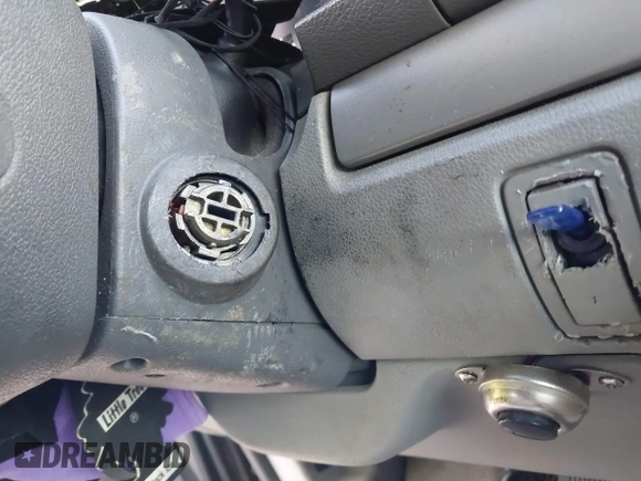 2005 Ford Freestar SE z VIN 2FMDA51645BA69323, wystawiony jako IAAI lot #40399931 z przebiegiem Nie podano mil oraz . Historia ofert i sprzedaży dostępna na DreamBid. Obrazek 11.