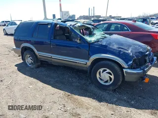 2000 Chevrolet Blazer LT z VIN 1GNDT13W0Y2135372, wystawiony jako IAAI lot #41805862 z przebiegiem 174 862 mil mil oraz . Historia ofert i sprzedaży dostępna na DreamBid. Obrazek 1.