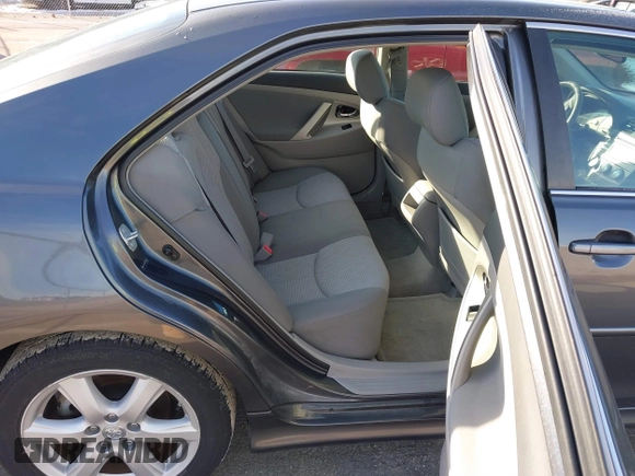 2008 Toyota Camry LE z VIN 4T1BE46K08U196337, wystawiony jako IAAI lot #41577012 z przebiegiem 172 634 mil mil oraz . Historia ofert i sprzedaży dostępna na DreamBid. Obrazek 8.