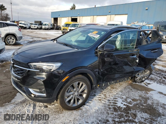 2021 Buick Encore GX Essence z VIN KL4MMGSL5MB159137, wystawiony jako Copart lot #84040454 z przebiegiem Nie podano mil oraz Nie do naprawy • Non repairable. Historia ofert i sprzedaży dostępna na DreamBid. Obrazek 1.