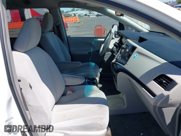 2013 Toyota Sienna LE AAS z VIN 5TDKK3DC0DS352376, wystawiony jako IAAI lot #42734860 z przebiegiem 184 622 mil mil oraz . Historia ofert i sprzedaży dostępna na DreamBid. Obrazek 5.