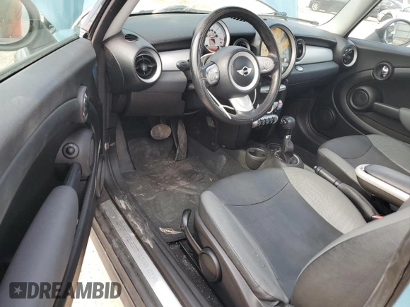 2010 MINI Hardtop z VIN WMWMF3C55ATZ21524, wystawiony jako Copart lot #57141035 z przebiegiem 155 043 mil mil oraz Nie do naprawy • Non repairable. Historia ofert i sprzedaży dostępna na DreamBid. Obrazek 8.