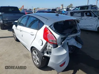 2014 Ford Fiesta SE z VIN 3FADP4EJ4EM117919, wystawiony jako IAAI lot #42262361 z przebiegiem 121 141 mil mil oraz . Historia ofert i sprzedaży dostępna na DreamBid. Obrazek 3.