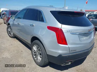 2017 Cadillac XT5 Luxury FWD z VIN 1GYKNBRS6HZ231609, wystawiony jako IAAI lot #42043791 z przebiegiem 106 594 mil mil oraz . Historia ofert i sprzedaży dostępna na DreamBid. Obrazek 3.