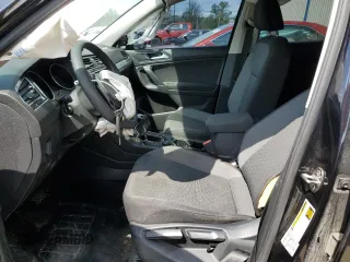 2018 Volkswagen Tiguan S с VIN 3VV0B7AX2JM105105, выставлен на аукционе Copart как лот 55282085 с пробегом 153 133 миль миль и На запчасти • Non repairable. История ставок и продаж доступна на DreamBid. Изображение 7.