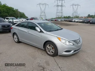 2013 Hyundai Sonata GLS z VIN 5NPEB4AC9DH768259, wystawiony jako IAAI lot #42359815 z przebiegiem 61 641 mil mil oraz . Historia ofert i sprzedaży dostępna na DreamBid. Obrazek 1.