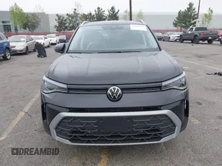 2025 Volkswagen Taos z VIN 3VVSC7B22SM011056, wystawiony jako IAAI lot #41889662 z przebiegiem 75 mil mil oraz . Historia ofert i sprzedaży dostępna na DreamBid. Obrazek 13.