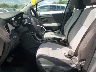 2020 Chevrolet Trax LS z VIN 3GNCJKSB9LL158405, wystawiony jako Copart lot #52347935 z przebiegiem 90 344 mil mil oraz Szkody całkowita. Historia ofert i sprzedaży dostępna na DreamBid. Obrazek 7.