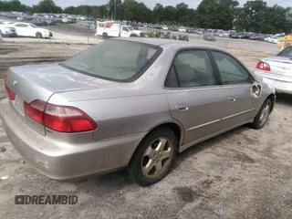 1998 Honda Accord EX z VIN 1HGCG1652WA075868, wystawiony jako IAAI lot #42240662 z przebiegiem 237 034 mil mil oraz . Historia ofert i sprzedaży dostępna na DreamBid. Obrazek 4.