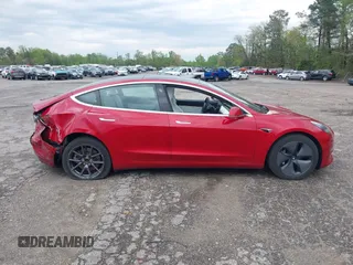 2020 Tesla Model 3 Long Range z VIN 5YJ3E1EB7LF668172, wystawiony jako IAAI lot #42002676 z przebiegiem 61 672 mil mil oraz . Historia ofert i sprzedaży dostępna na DreamBid. Obrazek 13.