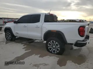2024 GMC Canyon 4WD AT4 z VIN 1GTP6DEK2R1271647, wystawiony jako Copart lot #47996625 z przebiegiem Nie podano mil oraz Szkoda całkowita • Salvage title. Historia ofert i sprzedaży dostępna na DreamBid. Obrazek 2.
